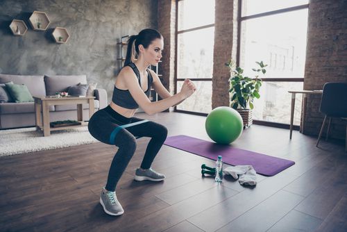 אישה עושה אימון ביתי